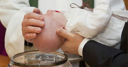 Najpiękniejsze sukienki na chrzest dla dziewczynki – jak je wybrać i gdzie je kupić? Podpowiadamy!