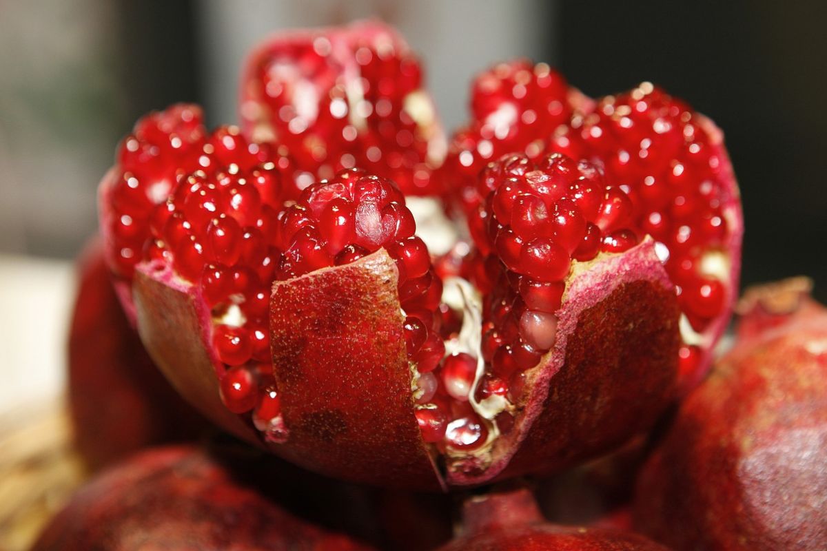 Pomegranate seeds are a source of many health-promoting substances.