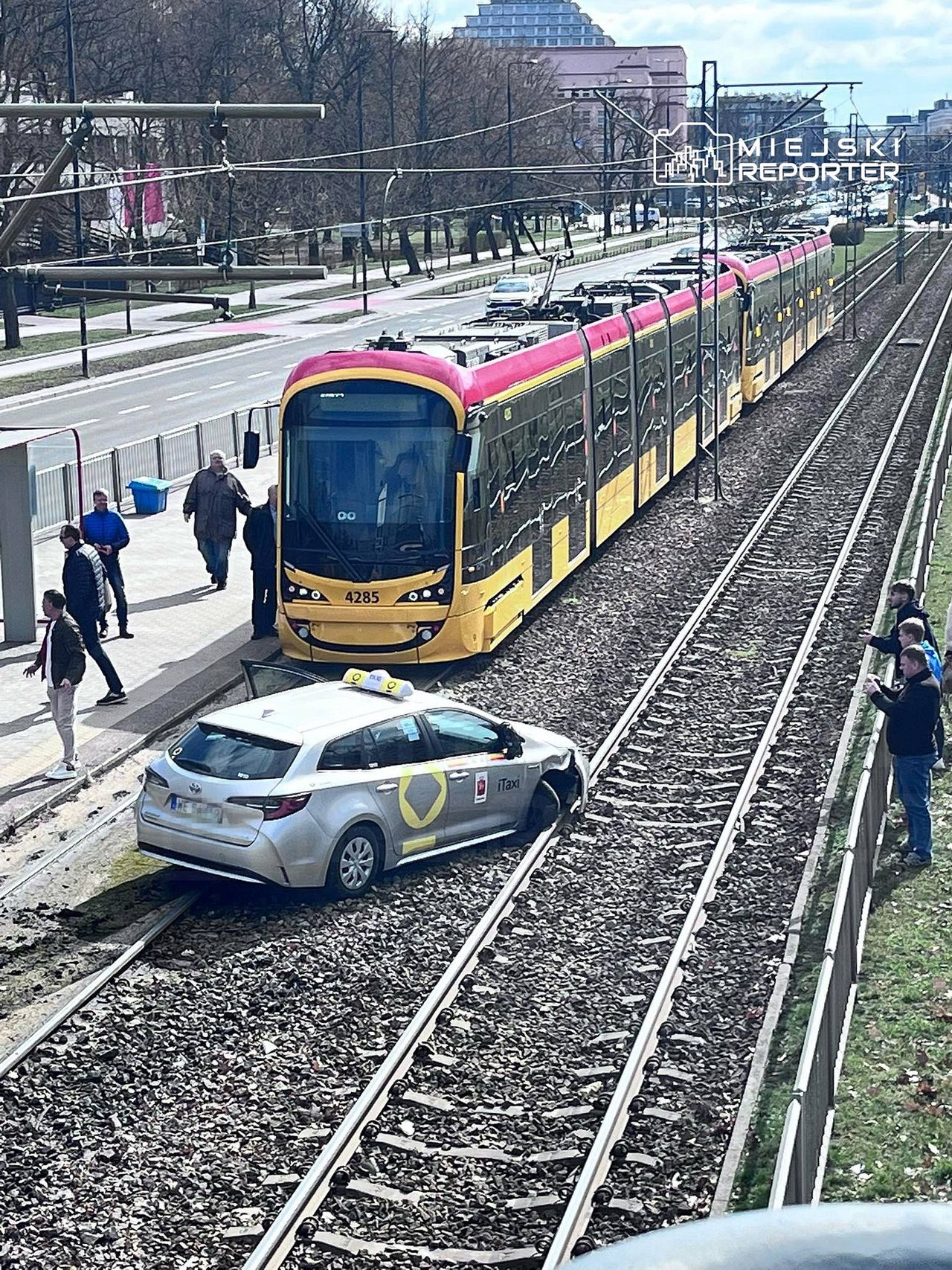 Kierujący taksówką zasłabł za kierownicą w Warszawie. Wjechał na tory tramwajowe