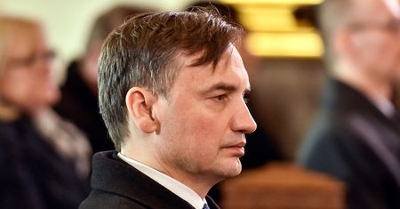 Jak pączki w maśle. Ujawniono benefity ludzi Ziobry
