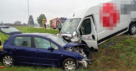 Czołowe zderzenie w Zarzecu Ulańskim. Trzy osoby trafiły do szpitala