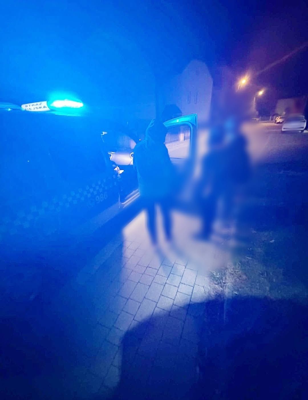 Nastolatkowie na jednej hulajnodze