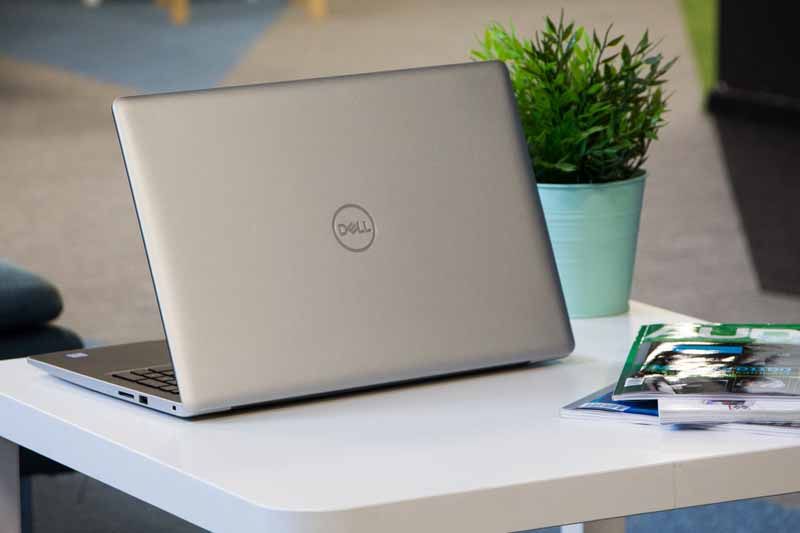 Dell Inspiron 15 3583 profil tył