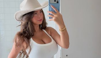 2 mln fanów. Modelka z Kanady ma duży kłopot. Muszą przeczesywać sieć