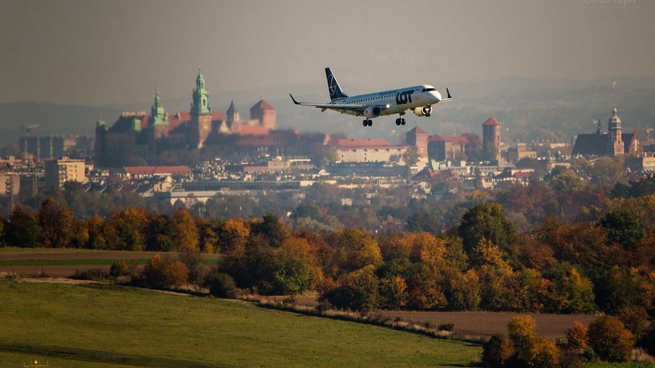 Fotografowi udało się uchwycić samolot PLL LOT w pięknej scenerii miasta