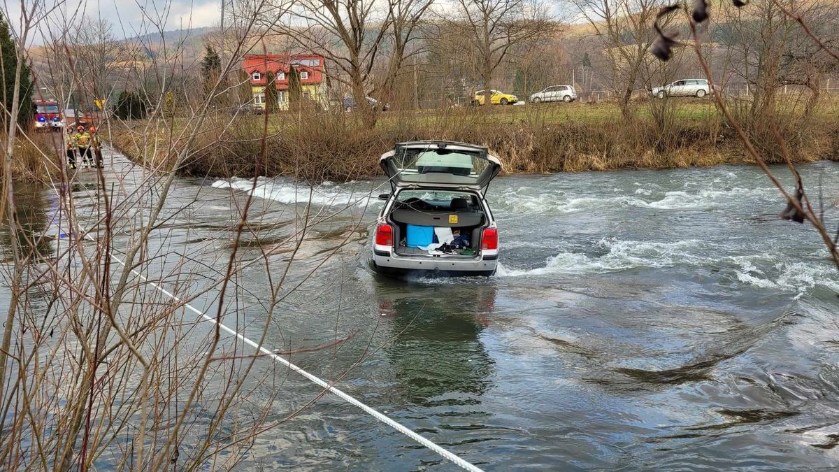 Kobieta utknęła samochodem w rzece