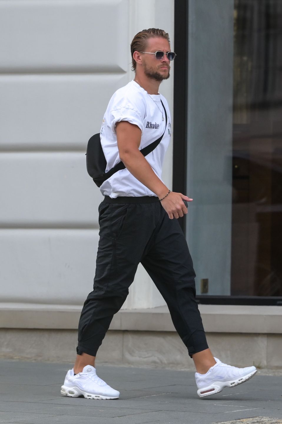 Sebastian Fabijański kupuje zegarek na Nowym Świecie