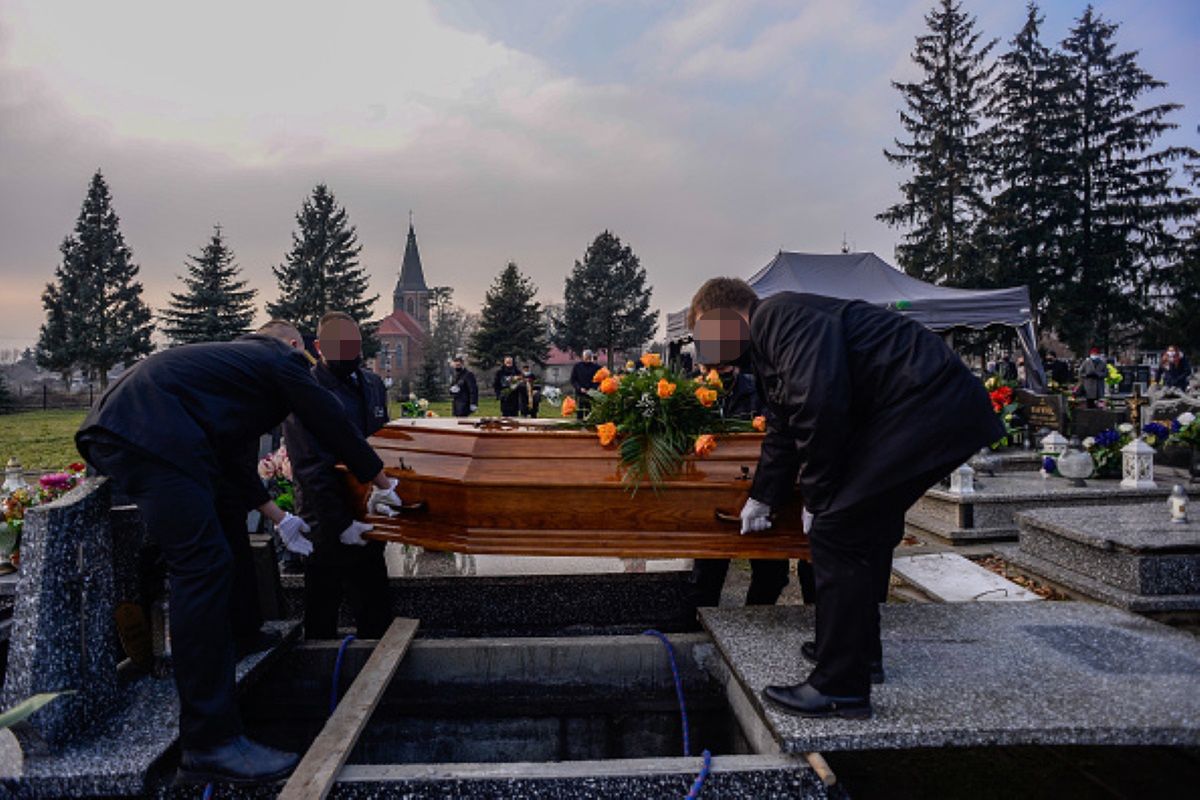 Smutny pogrzeb Karoliny. 23-latkę znaleziono martwą w lesie w Warszawie