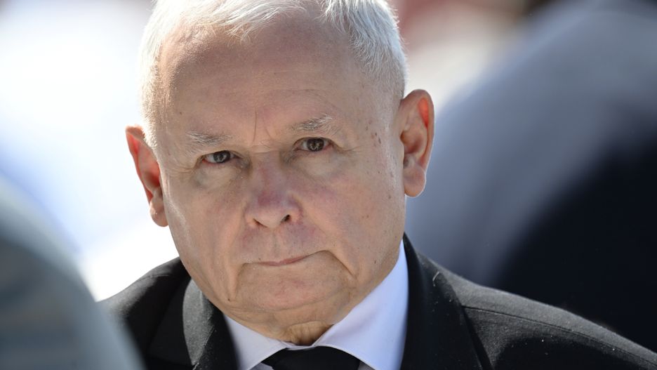 Markowa, 10.09.2023. Prezes PiS Jarosław Kaczyński uczestniczy w mszy świętej, sprawowanej w ramach uroczystości beatyfikacyjnych rodziny Ulmów na stadionie w Markowej, 10 bm. 24 marca 1944 r. w Markowej na Podkarpaciu niemieccy żandarmi zamordowali ośmioro Żydów, Józefa Ulmę, jego żonę Wiktorię, będącą w ostatnim miesiącu ciąży oraz ich dzieci. Ogłoszeni Sprawiedliwymi Wśród Narodów Świata w 1995 roku Ulmowie od 10 września są - wraz z dziećmi - błogosławieni. (ad) PAP/Darek Delmanowicz
