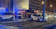 Warszawa: Zderzenie na Ochocie. Po kolizji auto uderzyło w słup i zablokowało tramwaje