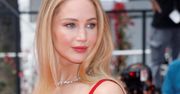 Szpilki? Nic z tego. Jennifer Lawrence podciągnęła sukienkę i pokazała nietypowe obuwie