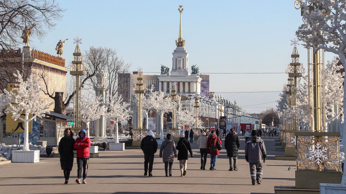 Daily life in Moscowepa09792016 Russian people enjoy the sunny weather on the VDNH exhibition centre in Moscow, Russia, 28 February 2022. On February 24, early in the morning, Russian President Vladimir Putin launched a 'special military operation' in the Donbas with the aim, as he put it, of demilitarizing and denazifying Ukraine, as well as bringing to justice those who committed numerous bloody crimes against civilians. Martial law has been introduced in Ukraine, explosions are heard in many cities, including Kiev. The Bank of Russia decided to raise the key rate from February 28 to 20 per cent per annum.  EPA/MAXIM SHIPENKOV Dostawca: PAP/EPA.MAXIM SHIPENKOV