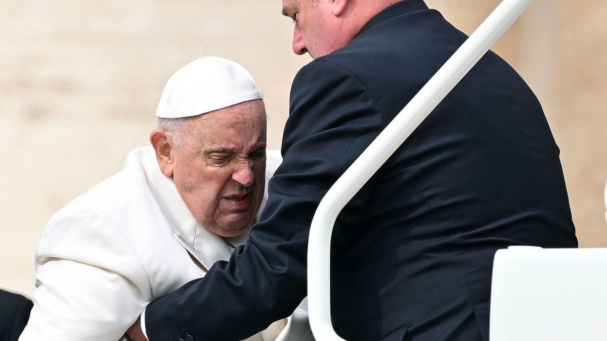 Papież Franciszek trafił do szpitala. Ma poważne problemy