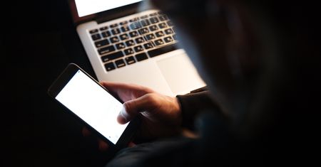 Kolejne oszustwo internetowe w Płocku. 52-latek stracił oszczędności