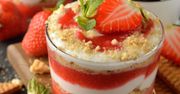 Deser na karnawałowe spotkania z przyjaciółmi. Truskawkowe tiramisu bez kawy