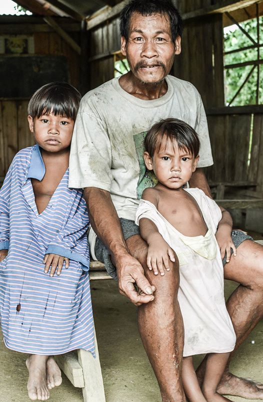 Podczas ponad rocznej podróży po Filipinach, trafiliśmy na wyspę Mindoro. Okazało się, że w jej górzystych terenach mieszka parę szczepów rdzennych plemion wyspy. Ludzi bardzo prymitywni, nie zajmowali się uprawą pół, jedli tylko owoce jakie dała im dżungla. Mieli swoją odrębną, pogańską wiarę.