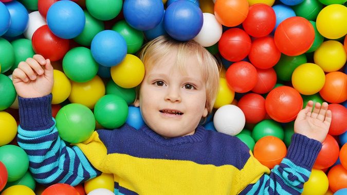 Film dnia: Każdy o tym marzył? Dom zamieniony w basen z kulkami 1