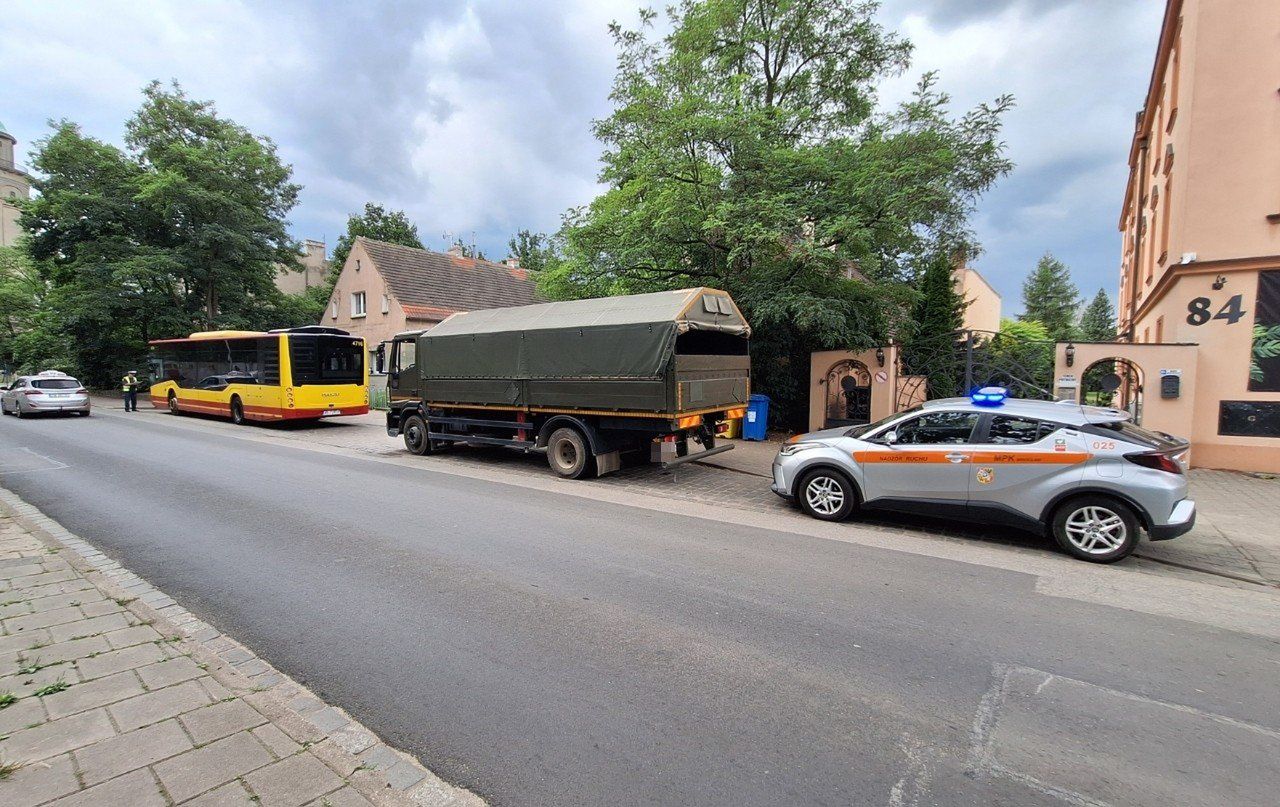 Zderzenie autobusu i wojskowej ciężarówki