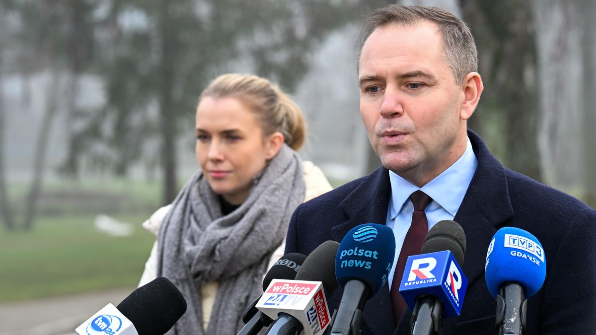 Karol Nawrocki, Emilia Wierzbicki
Piotr Kowala
armia, briefing, kampania wyborcza, kandydat PiS, nato, ochrona przeciwrakietowa, polityk, polityka, portret, prasowy, tarcza antyrakietowa, wizyta krajowa, wybory prezydenckie