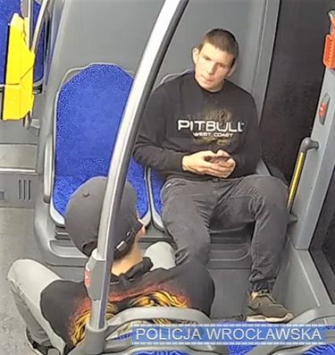 Wrocław. Znasz ich? Są poszukiwani przez policję w związku z rozbojem