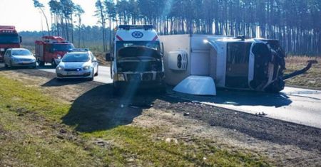 Dramat na DK10. Karetka pogotowia zderzyła się z busami