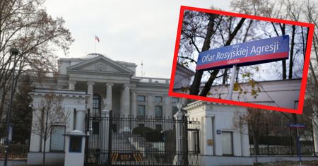 Symboliczna zmiana przed ambasadą Rosji