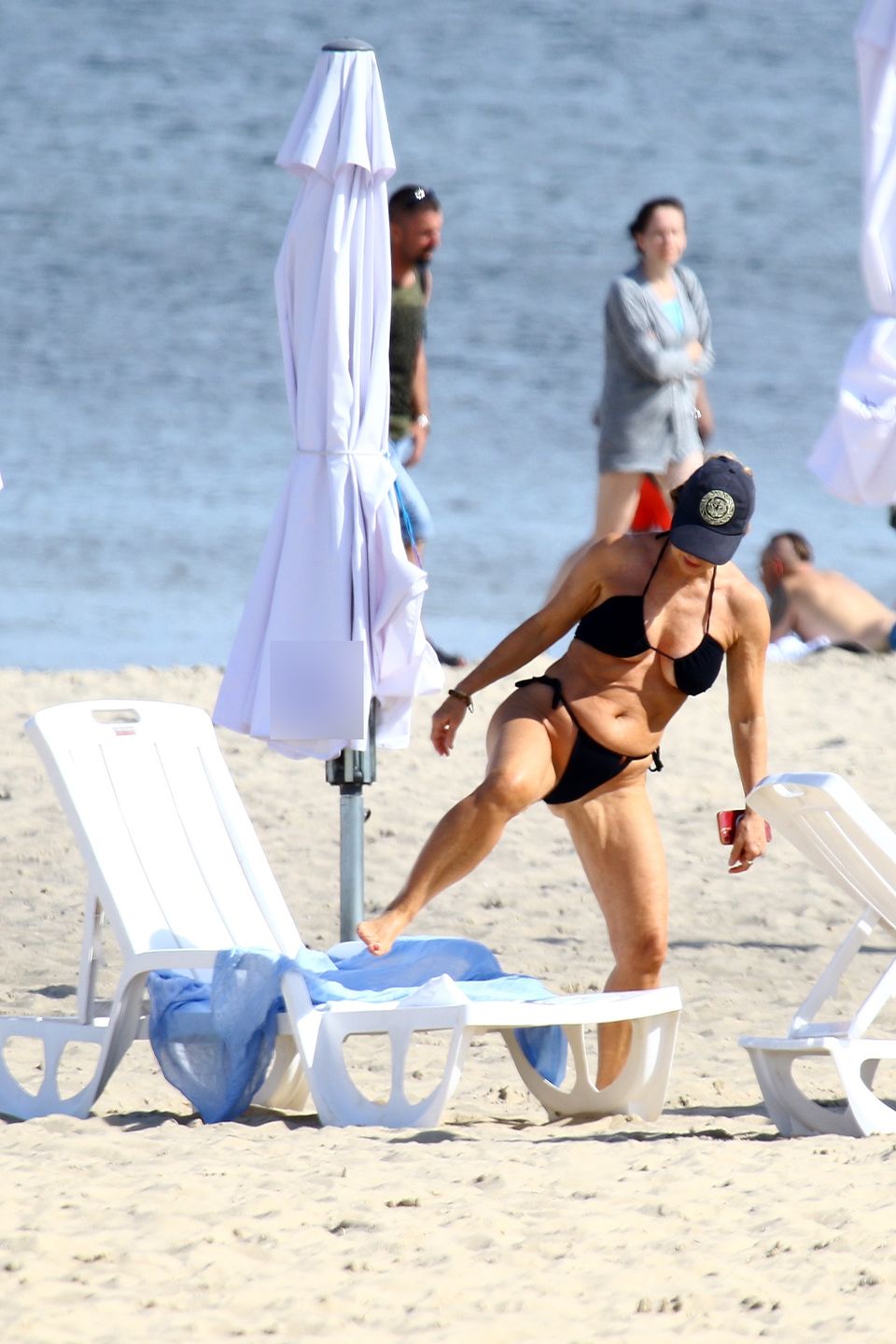 Ewa Skibińska opala się nad Bałtykiem w kusym bikini