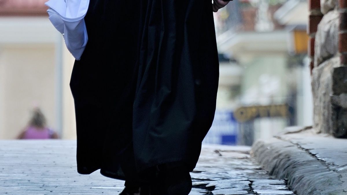 Ksiądz wyszarpał ucznia za ucho. Zdjęcie ilustracyjne. 