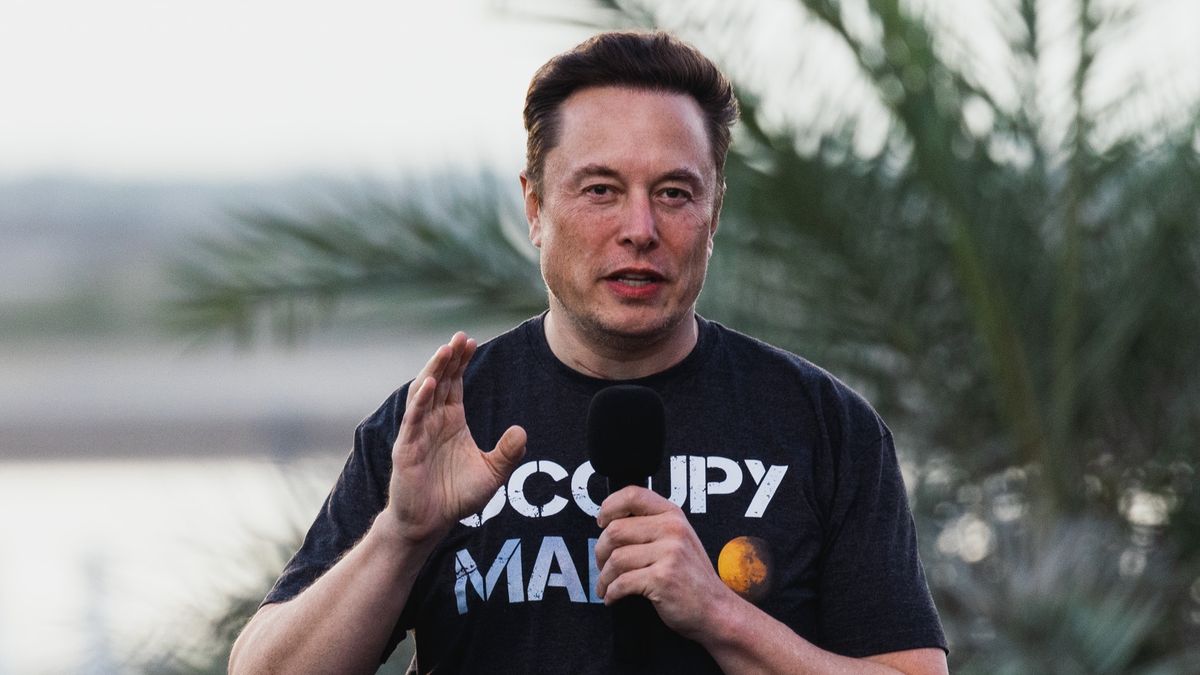 Elon Musk, co-founder and chief executive officer of Space Exploration Technologies Corp. (SpaceX) and Tesla Inc., during a news conference with Mike Sievert, president and chief executive officer of T-Mobile US Inc., not pictured, at the SpaceX Starbase facility in Boca Chica, Texas, US, on Thursday, Aug. 25, 2022. T-Mobile is partnering with Elon Musks SpaceX to offer wireless phone service in remote parts of the US where coverage is spotty. Photographer: Jordan Vonderhaar/Bloomberg via Getty Images