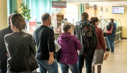 Polacy stali w kolejkach, by zastrzec PESEL. Teraz mogą nie dostać kredytu