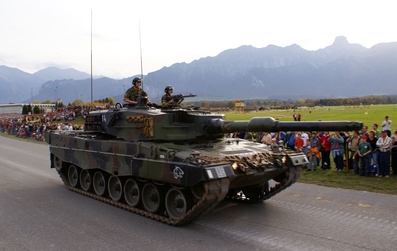 Szwajcaria rozważa przywrócenie do służby Leopardów 2. Wszystkiemu winna Rosja - Szwajcarski Leopard 2A4 znany jako Panzer 87