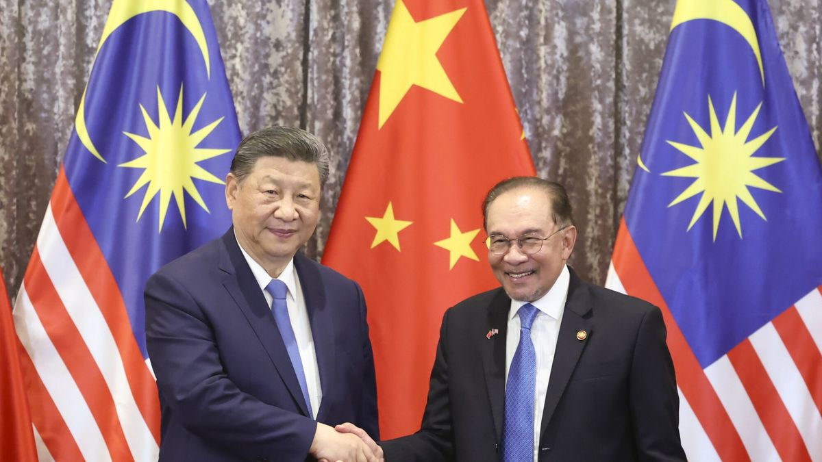 Archiwum zagraniczne East News 2025-04
(250416) -- PUTRAJAYA, April 16, 2025 (Xinhua) -- Chinese President Xi Jinping shakes hands with Malaysian Prime Minister Anwar Ibrahim in Putrajaya, Malaysia, April 16, 2025. Xi held talks with Anwar at the prime minister's official residence in Putrajaya on Wednesday. After the talks, leaders of the two countries jointly witnessed the exchange of bilateral cooperation documents. (Xinhua/Huang Jingwen)
Huang Jingwen