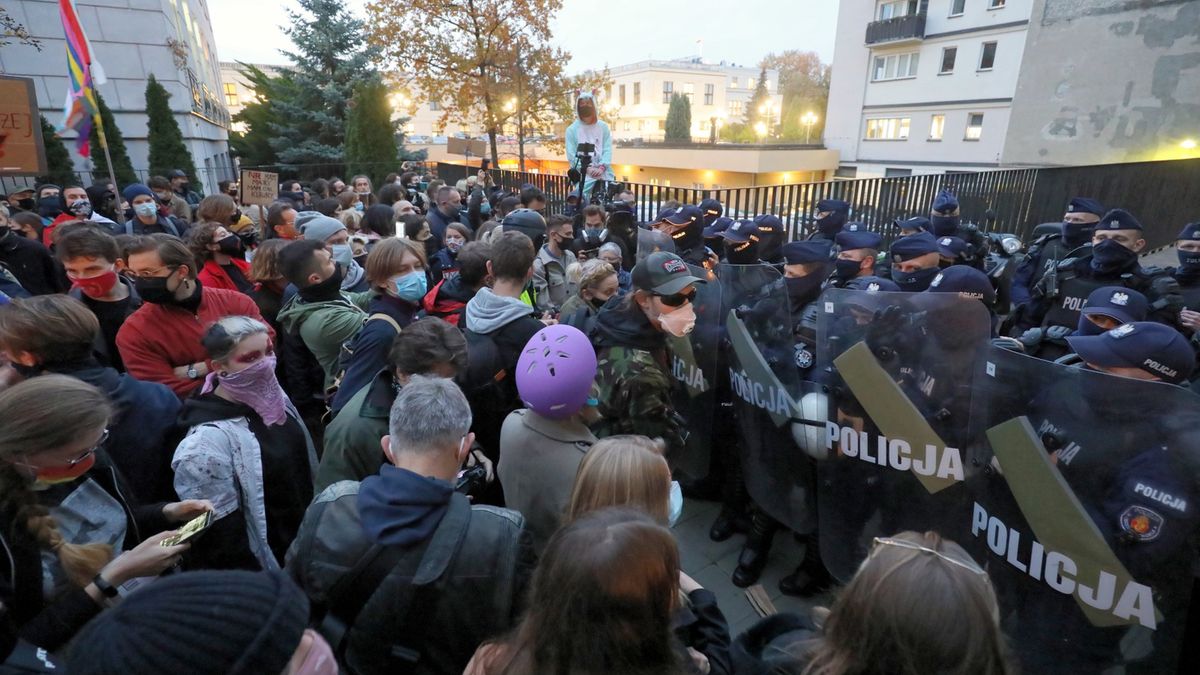 Podczas protestów 25-latka zraniła policjanta racą