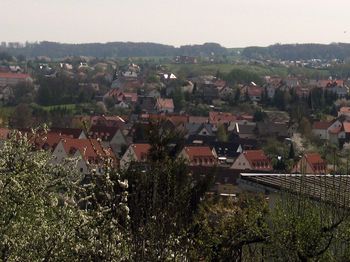Cała wioska w cenie mieszkania w Warszawie. 15 domów i budynek główny