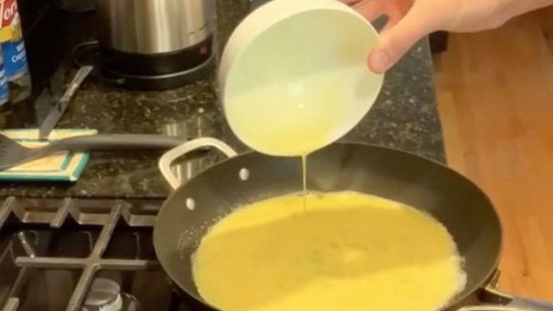 Andrew Gatt pokazał prostą sztuczkę, dzięki której  utrzymuje czystość w kuchni podczas gotowania.