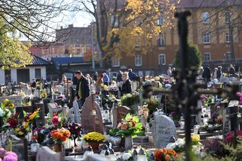 Katowice: Na cmentarzu przy ulicy Gliwickiej coraz więcej zniczy