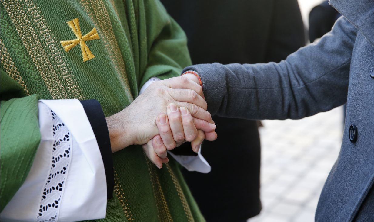 Anna Żukowska i Marta Trojanowska stworzyły poradnik dla osób, które muszą przygotować się do ostatniego pożegnania najbliższych