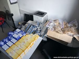 Uciekał przed policją z rocznym dzieckiem w nosidełku. Dwóch handlarzy nielegalnym tytoniem wpadło w Dzierżoniowie
