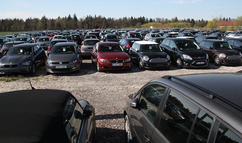 Średnia cena oferowanego samochodu używanego u dealera to obecnie około 50 000 zł