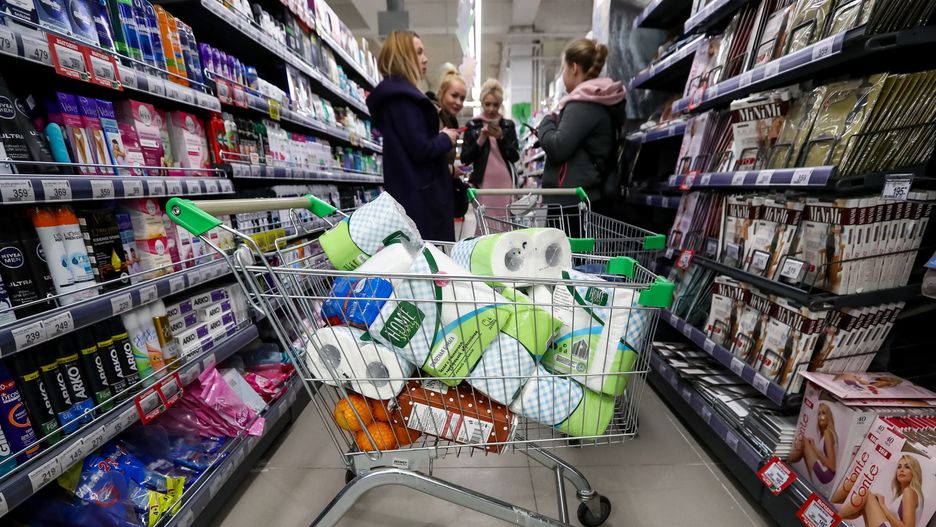 Polacy kupują coraz więcej papieru toaletowego i makaronów