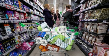 Druga fala koronawirusa. Czy w sklepach zabraknie makaronu i papieru toaletowego?