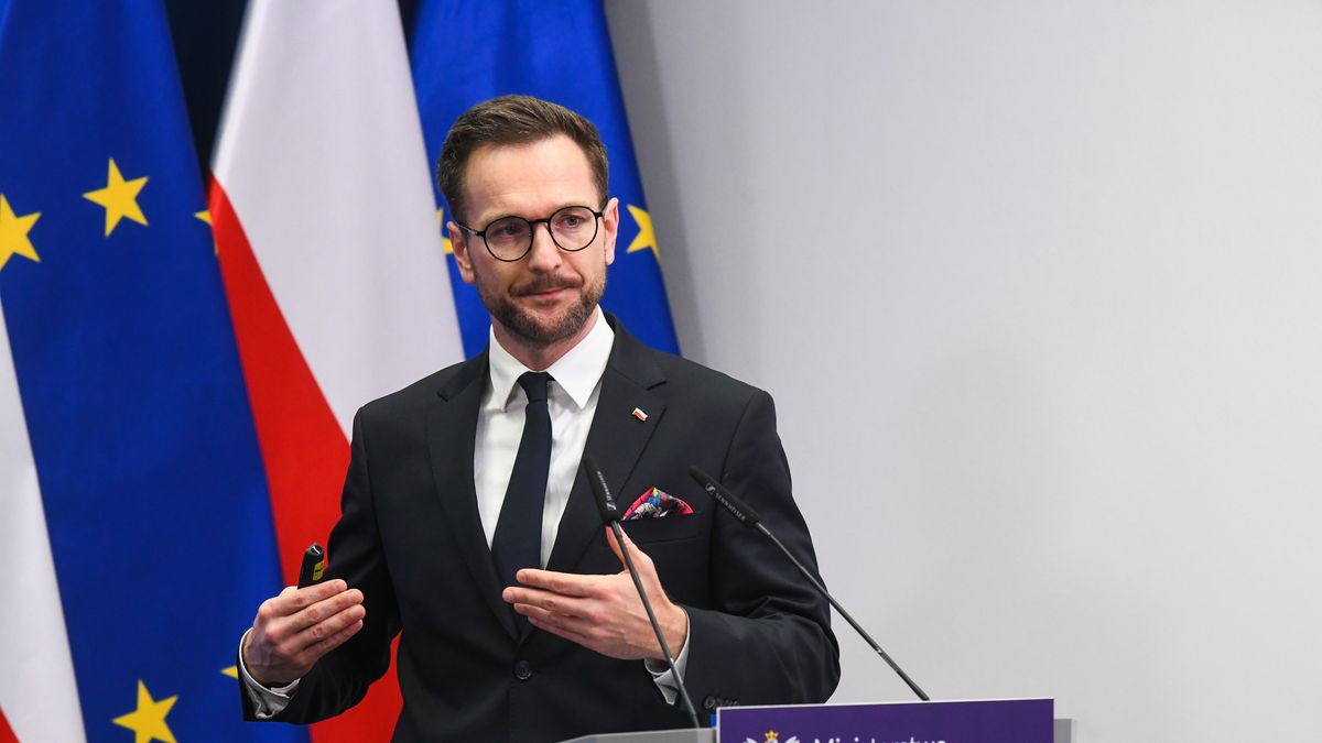 Warszawa, 26.04.2023. Minister rozwoju i technologii Waldemar Buda podczas konferencji prasowej na temat IV rundy dofinansowań z Rządowego Programu "Mieszkania Komunalne", 26 bm. w siedzibie MRiT w Warszawie. (jm) PAP/Andrzej Lange