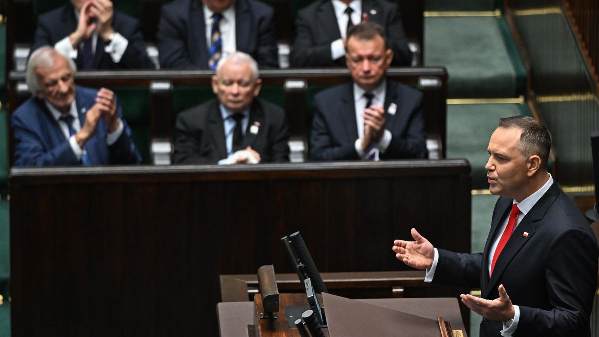 Warszawa, 06.08.2025. Uroczystość zaprzysiężenia Prezydenta RP Karola Nawrockiego przed Zgromadzeniem Narodowym. Prezydent RP Karol Nawrocki (P) przemawia na sali posiedzień Sejmu w Warszawie, 6 bm. Karol Nawrocki, dotychczasowy prezes IPN, został zaprzysiężony na Prezydenta Rzeczypospolitej Polskiej. Podczas Zgromadzenia Narodowego następca Andrzeja Dudy złożył przysięgę prezydencką, po której formalnie objął urząd głowy państwa. (mr) PAP/Radek Pietruszka