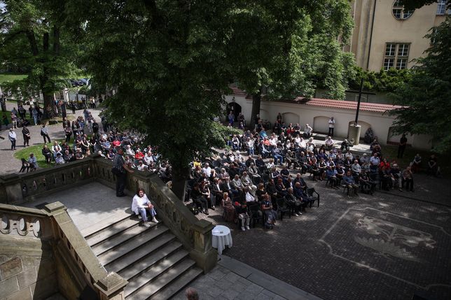 Kraków, 20.05.2024. Uroczystości pogrzebowe muzyka, współzałożyciela zespołu Skaldowie Jacka Zielińskiego, 20 bm. na Cmentarzu Rakowickim w Krakowie, 20 bm. Jacek Zieliński zmarł 6 maja 2024 r. w wieku 77 lat. (sko) PAP/Łukasz Gągulski