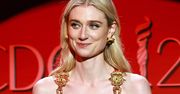 Elizabeth Debicki postawiła na dekolt. Gdy się schylała, było niebezpiecznie