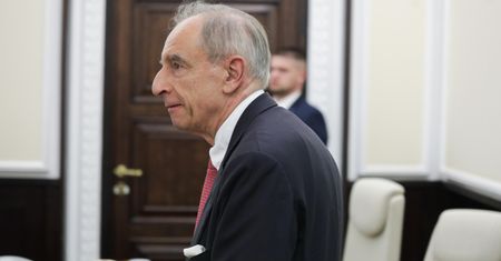 Tak uciekał wiceszef MSZ. Od tygodni nie chce mówić o wyroku na kilkanaście milionów