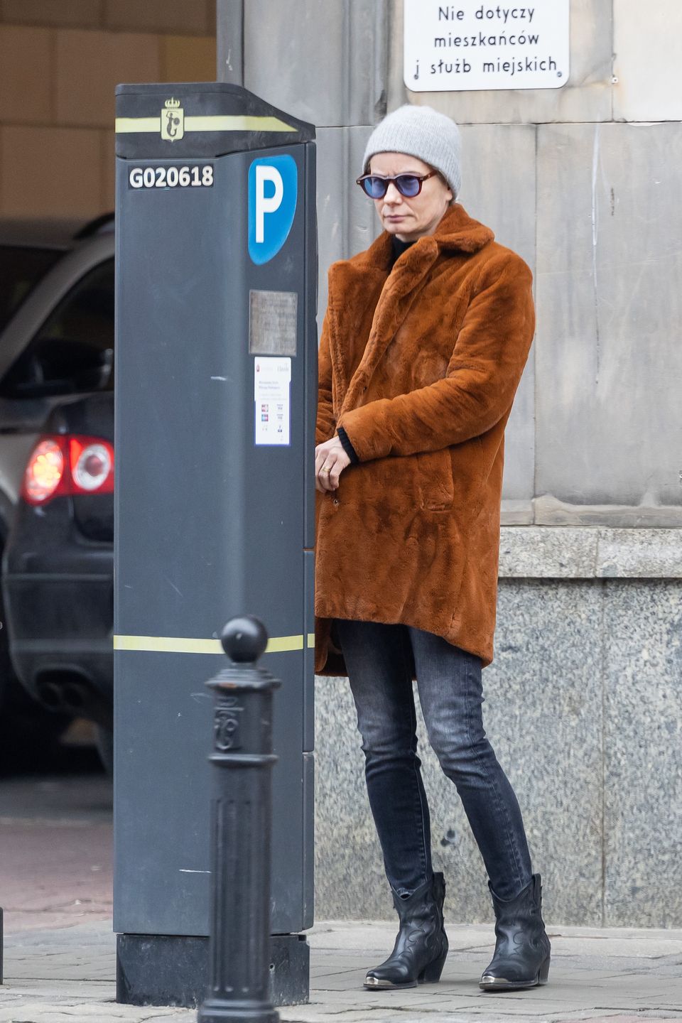 Odpicowana Magda Cielecka snuje się po mieście