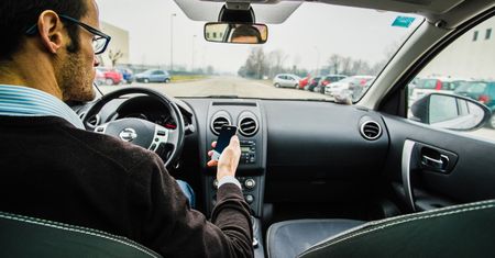 Kontrowersyjny wyrok sądu. Korzystanie z telefonu w czasie jazdy na drodze niepublicznej