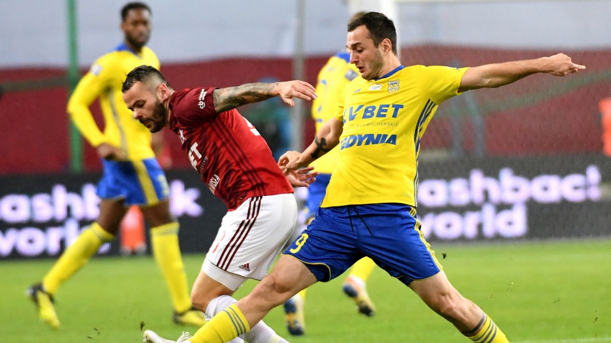 PAP / Jacek Bednarczyk / Na zdjęciu: piłkarz Wisły Kraków Paweł Brożek (w środku) oraz Christian Maghoma i Dawit Szirtładze (z prawej) z Arki Gdynia