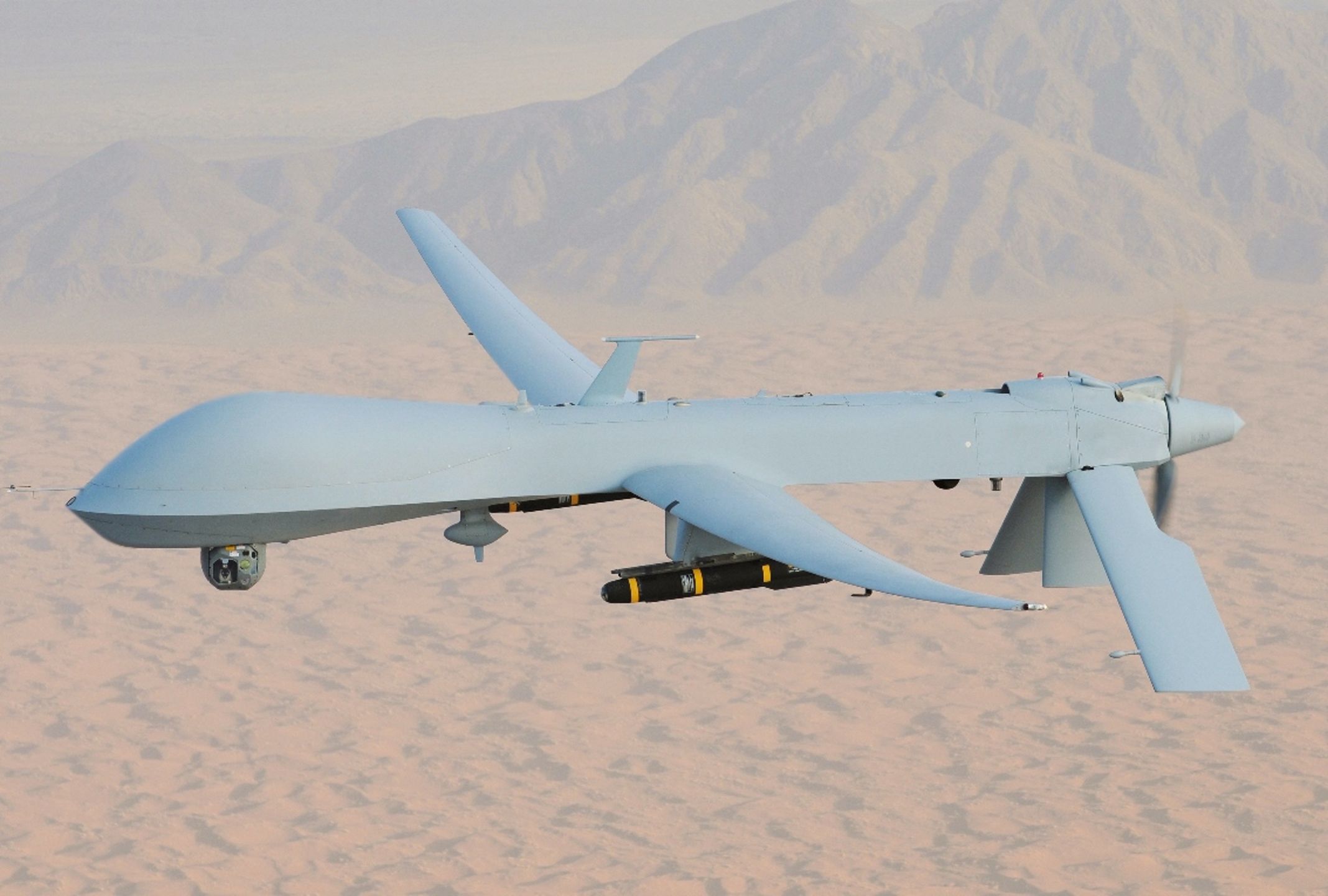 Dron MQ-1 Predator z pociskiem Hellfire